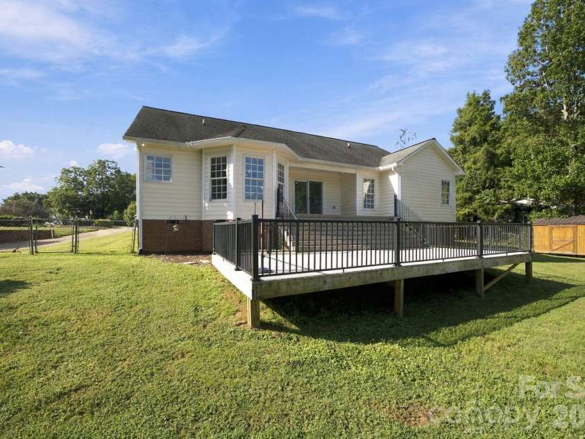 1829 Kenmore Drive, Statesville, NC 28625.  MLS# CAR4426962, YatesRealty ID 52207. 