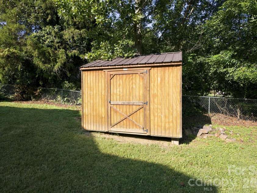 1829 Kenmore Drive, Statesville, NC 28625.  MLS# CAR4426962, YatesRealty ID 52207. 