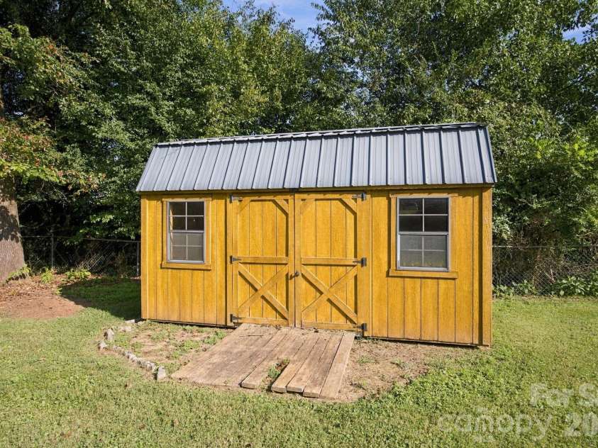 1829 Kenmore Drive, Statesville, NC 28625.  MLS# CAR4426962, YatesRealty ID 52207. 