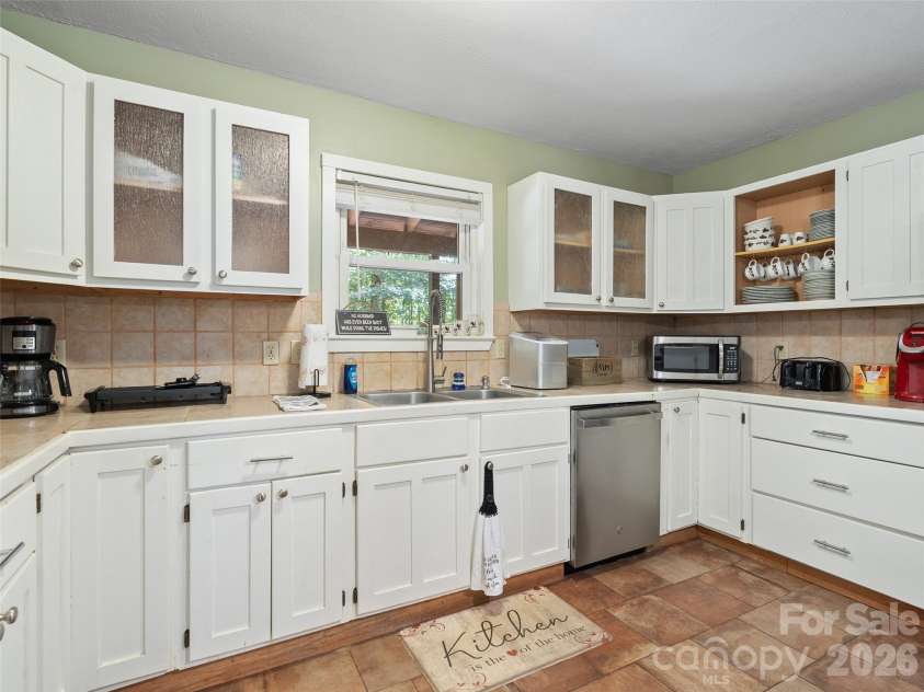 885 Rustic Heights Road, Waynesville, NC 28785.  MLS# CAR4426982, YatesRealty ID 52216. 