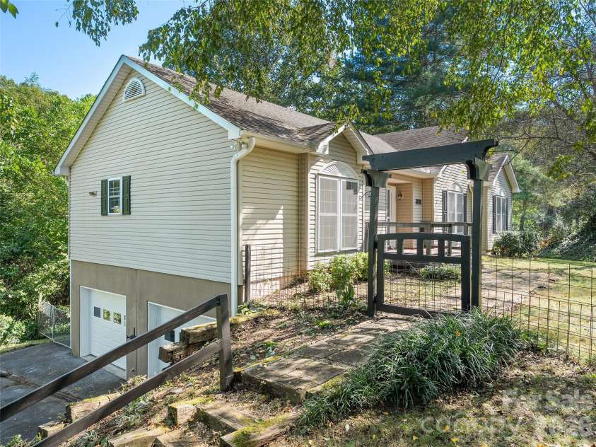 126 Ridgeline Road, Clyde, NC 28721.  MLS# CAR4427000, YatesRealty ID 52217. 