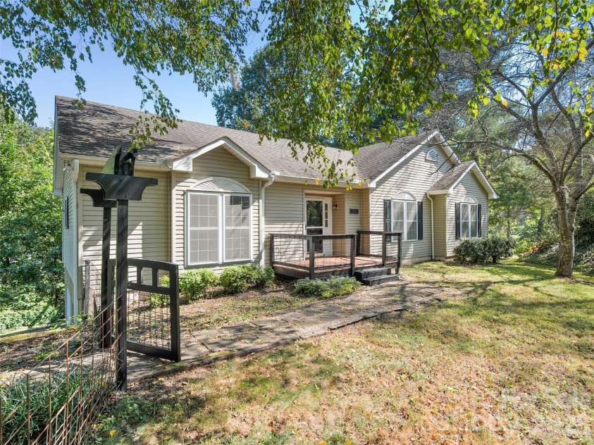 126 Ridgeline Road, Clyde, NC 28721.  MLS# CAR4427000, YatesRealty ID 52217. 