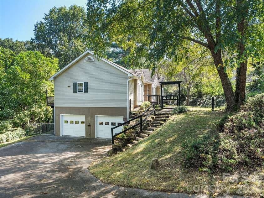 126 Ridgeline Road, Clyde, NC 28721.  MLS# CAR4427000, YatesRealty ID 52217. 