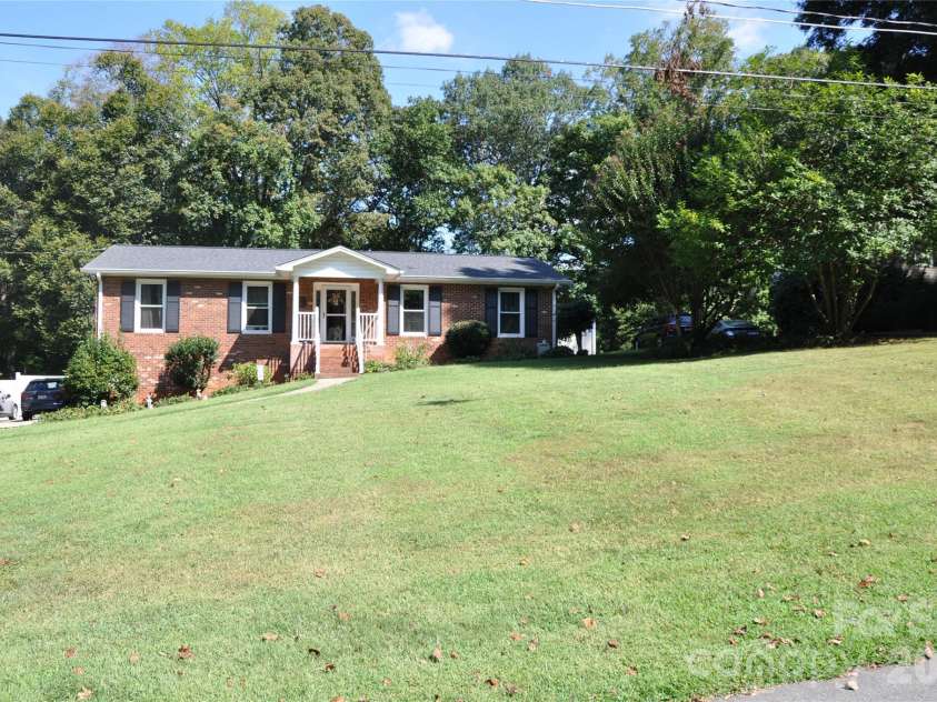 6045 Woodcove Drive, Winston Salem, NC 27104.  MLS# CAR4427042, YatesRealty ID 52222. 