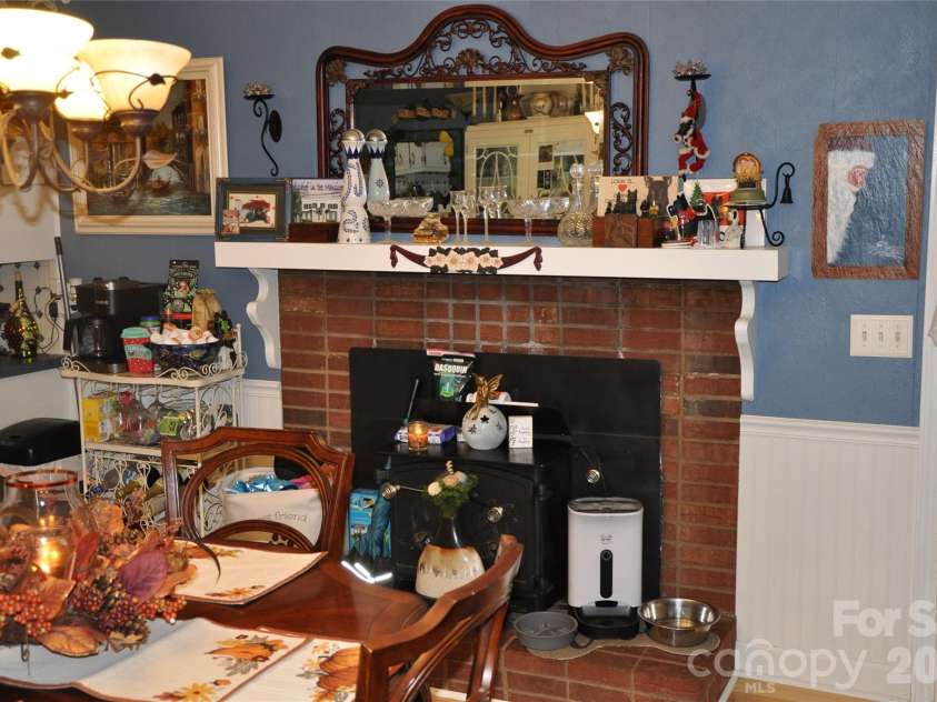 6045 Woodcove Drive, Winston Salem, NC 27104.  MLS# CAR4427042, YatesRealty ID 52222. 
