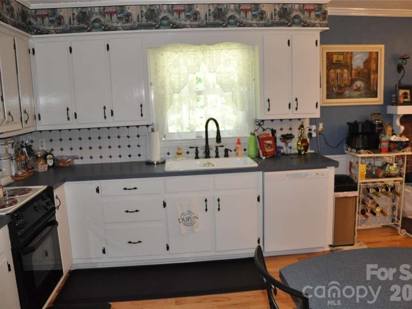 6045 Woodcove Drive, Winston Salem, NC 27104.  MLS# CAR4427042, YatesRealty ID 52222. 