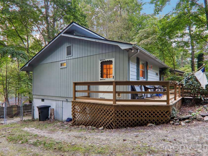 64 Blue Jay Loop, Maggie Valley, NC 28751.  MLS# CAR4423749, YatesRealty ID 52235. 
