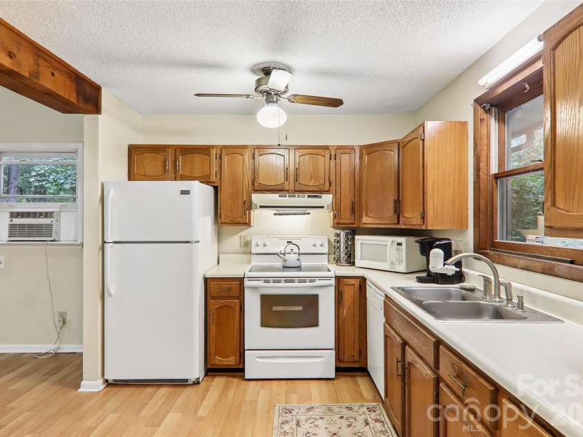 64 Blue Jay Loop, Maggie Valley, NC 28751.  MLS# CAR4423749, YatesRealty ID 52235. 