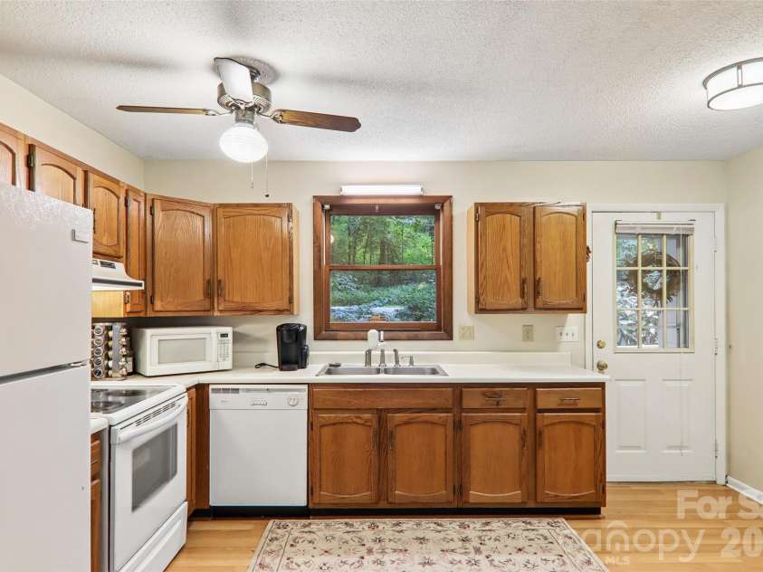 64 Blue Jay Loop, Maggie Valley, NC 28751.  MLS# CAR4423749, YatesRealty ID 52235. 