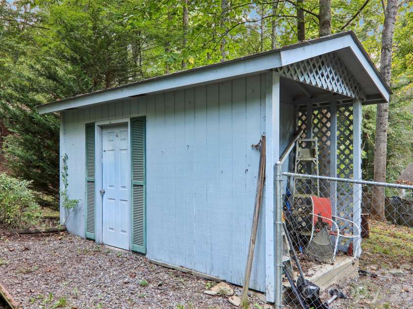 64 Blue Jay Loop, Maggie Valley, NC 28751.  MLS# CAR4423749, YatesRealty ID 52235. 