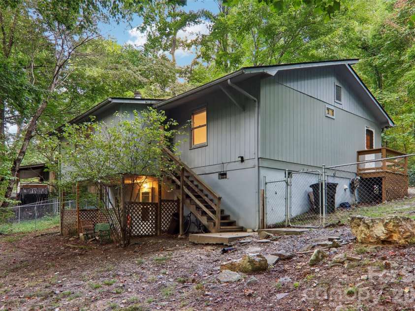 64 Blue Jay Loop, Maggie Valley, NC 28751.  MLS# CAR4423749, YatesRealty ID 52235. 