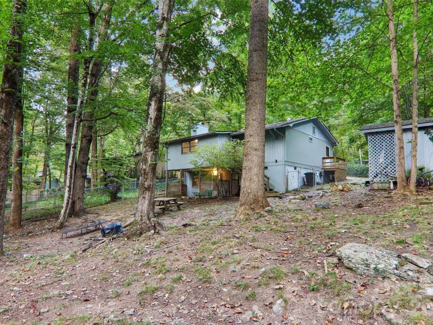 64 Blue Jay Loop, Maggie Valley, NC 28751.  MLS# CAR4423749, YatesRealty ID 52235. 