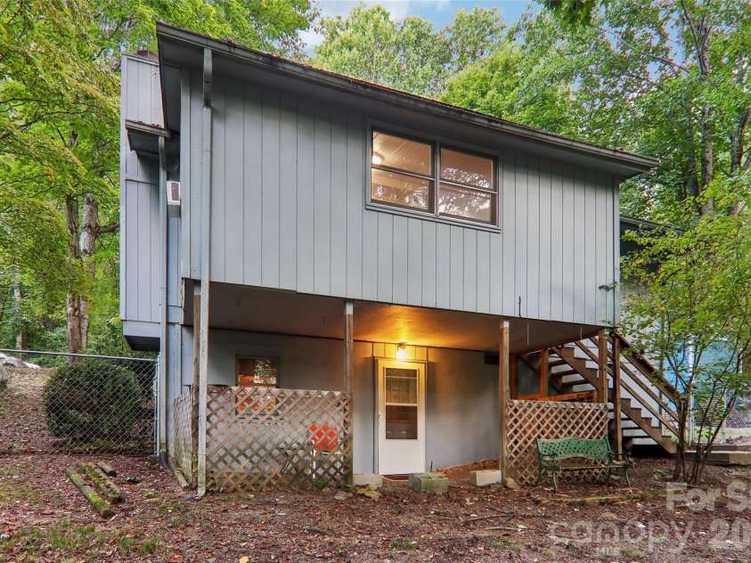 64 Blue Jay Loop, Maggie Valley, NC 28751.  MLS# CAR4423749, YatesRealty ID 52235. 