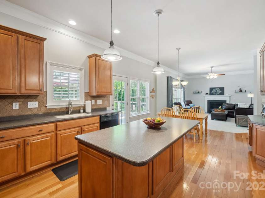 202 Weeping Spring Drive, Mooresville, NC 28115.  MLS# CAR4242789, YatesRealty ID 5224. Tons of cabinets and a desk area