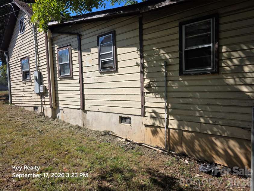 521 Davis Avenue, Newton, NC 28658.  MLS# CAR4425640, YatesRealty ID 52240. 