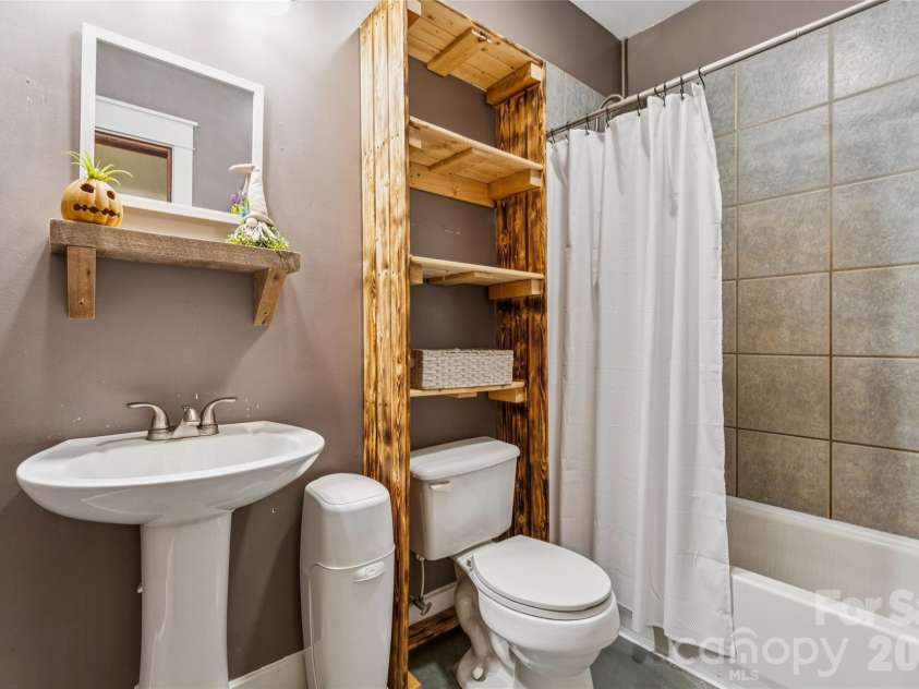 488 Hollywood Road, Moravian Falls, NC 28654.  MLS# CAR4426964, YatesRealty ID 52250. 