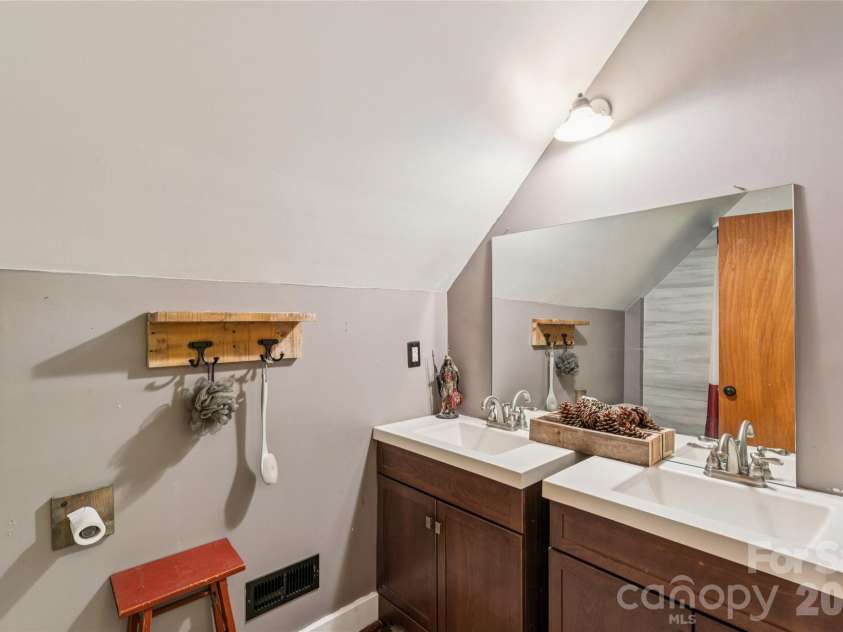 488 Hollywood Road, Moravian Falls, NC 28654.  MLS# CAR4426964, YatesRealty ID 52250. 