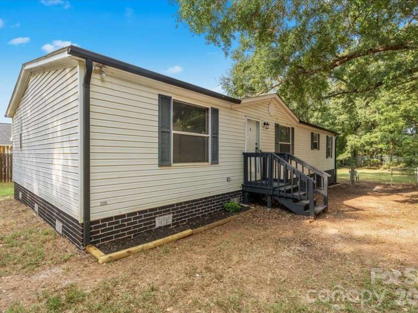 109 Puett Drive, Dallas, NC 28034.  MLS# CAR4426708, YatesRealty ID 52251. 