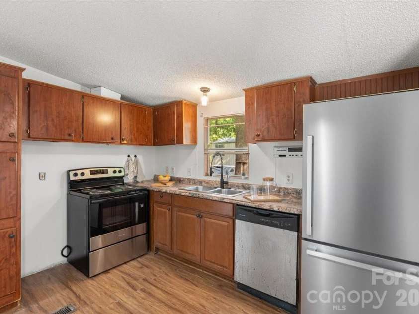 109 Puett Drive, Dallas, NC 28034.  MLS# CAR4426708, YatesRealty ID 52251. 