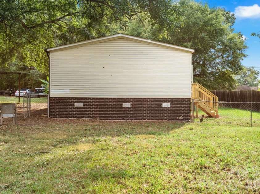 109 Puett Drive, Dallas, NC 28034.  MLS# CAR4426708, YatesRealty ID 52251. 