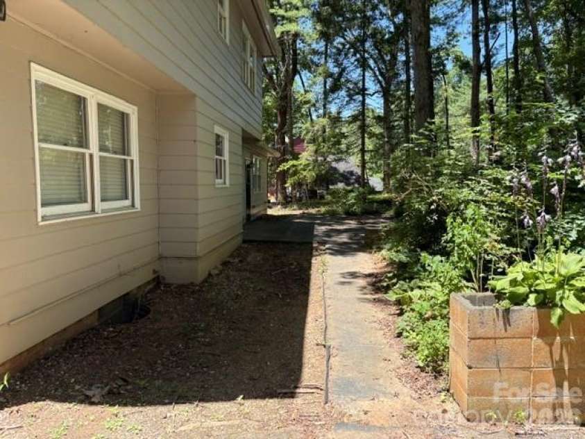 31 Spring Forest Circle, Asheville, NC 28803.  MLS# CAR4398123, YatesRealty ID 52255. 