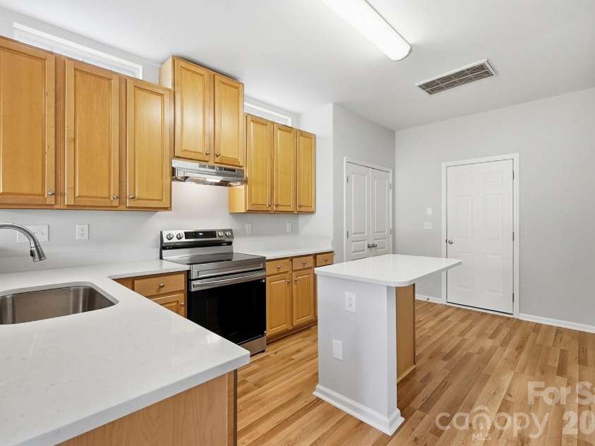 1813 Crabapple Tree Lane, Charlotte, NC 28214.  MLS# CAR4422884, YatesRealty ID 52260. 