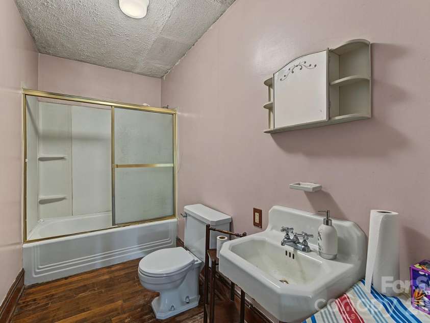 314 Trammell Avenue, Canton, NC 28716.  MLS# CAR4423892, YatesRealty ID 52265. Hallway bathroom