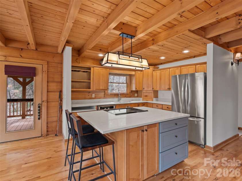 133 Smokemont Drive, Arden, NC 28704.  MLS# CAR4426881, YatesRealty ID 52266. Breakfast bar seating