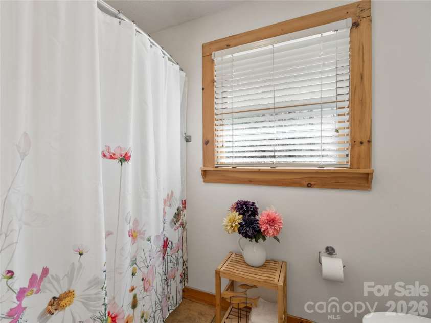 133 Smokemont Drive, Arden, NC 28704.  MLS# CAR4426881, YatesRealty ID 52266. The second full bathroom oon the upper level has a bath