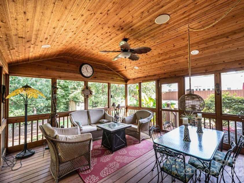 2594 Knoll Ridge Court, Hickory, NC 28602.  MLS# CAR4177398, YatesRealty ID 5227. 