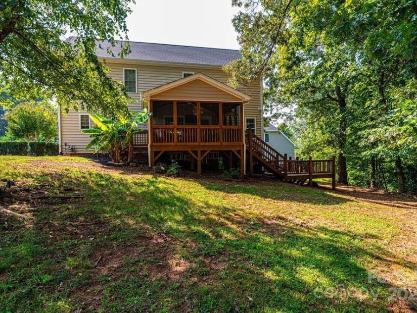 2594 Knoll Ridge Court, Hickory, NC 28602.  MLS# CAR4177398, YatesRealty ID 5227. 