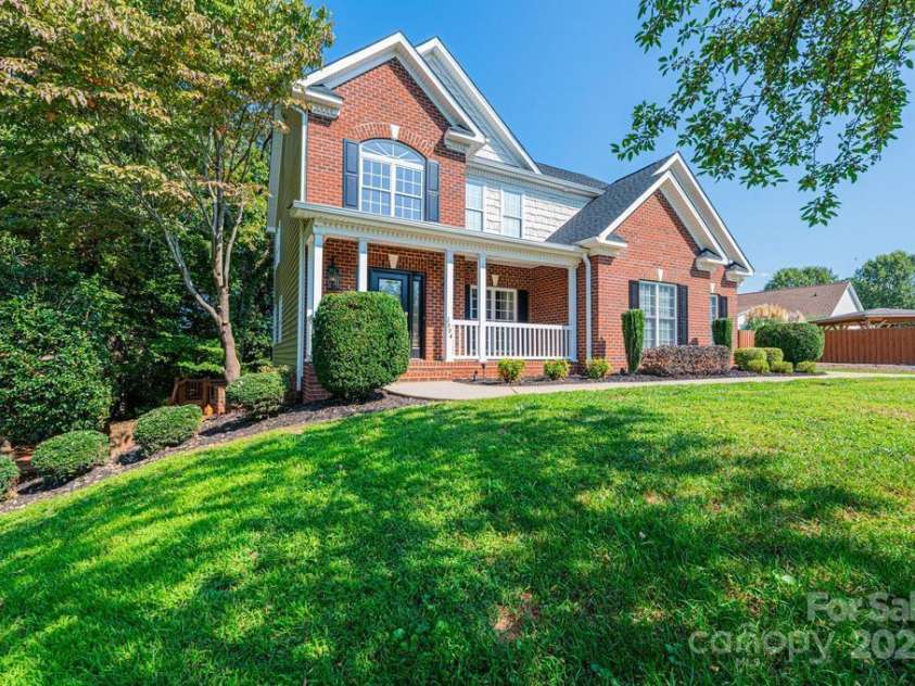 2594 Knoll Ridge Court, Hickory, NC 28602.  MLS# CAR4177398, YatesRealty ID 5227. 