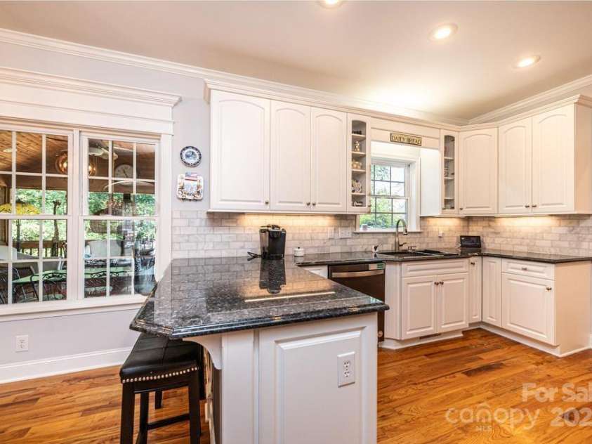 2594 Knoll Ridge Court, Hickory, NC 28602.  MLS# CAR4177398, YatesRealty ID 5227. 