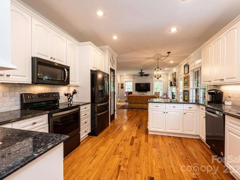 2594 Knoll Ridge Court, Hickory, NC 28602.  MLS# CAR4177398, YatesRealty ID 5227. 