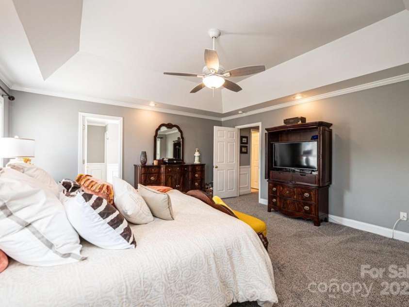 2594 Knoll Ridge Court, Hickory, NC 28602.  MLS# CAR4177398, YatesRealty ID 5227. 