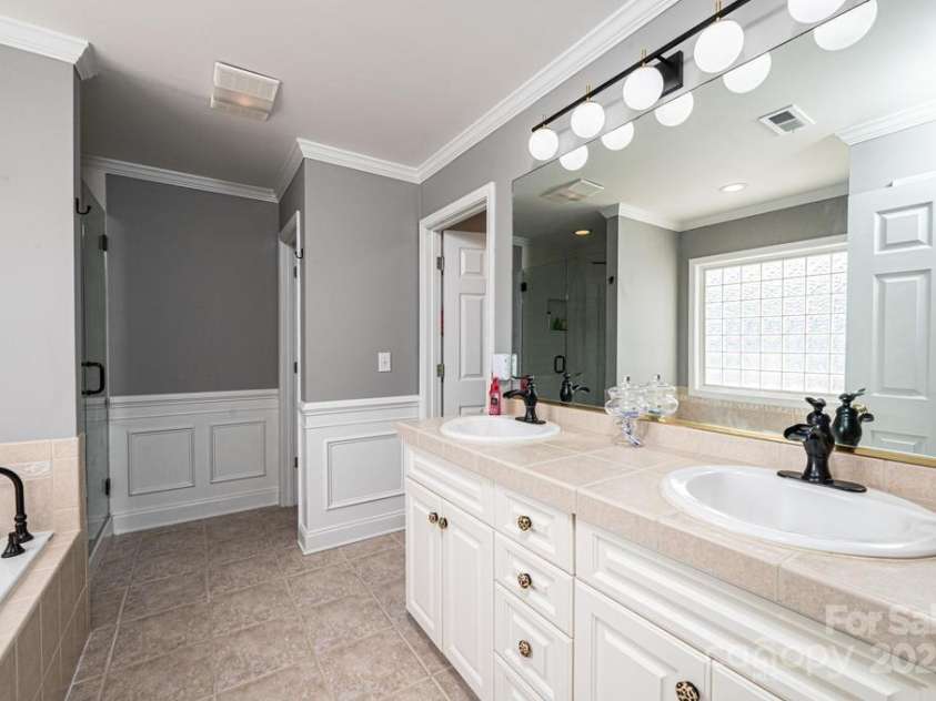 2594 Knoll Ridge Court, Hickory, NC 28602.  MLS# CAR4177398, YatesRealty ID 5227. 