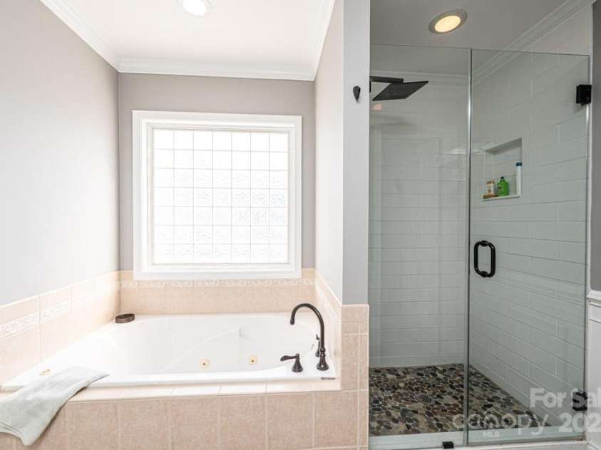 2594 Knoll Ridge Court, Hickory, NC 28602.  MLS# CAR4177398, YatesRealty ID 5227. 