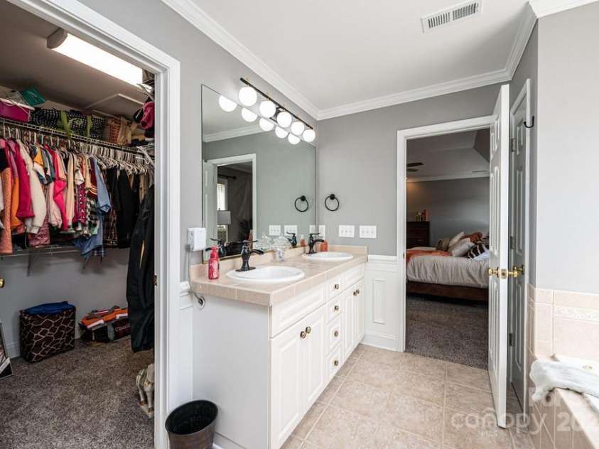 2594 Knoll Ridge Court, Hickory, NC 28602.  MLS# CAR4177398, YatesRealty ID 5227. 