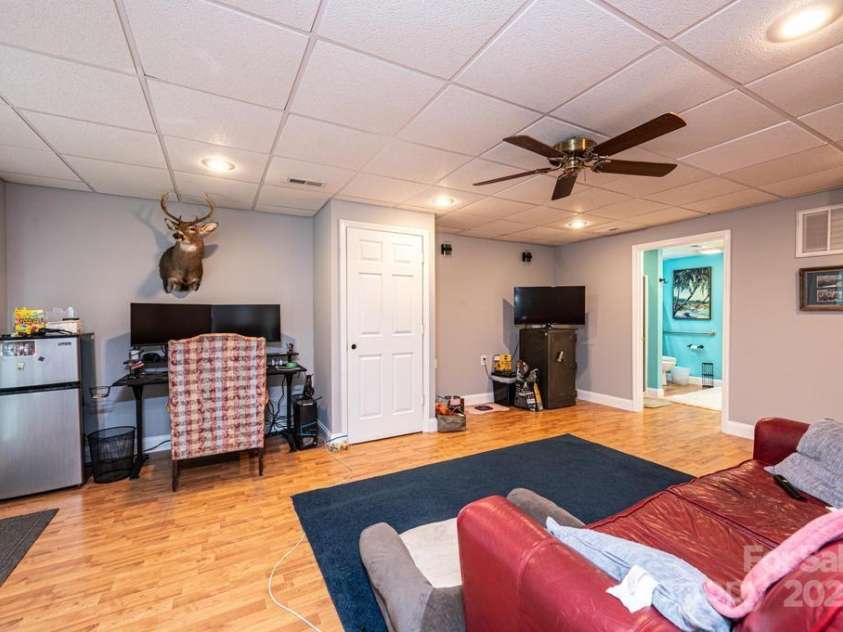 2594 Knoll Ridge Court, Hickory, NC 28602.  MLS# CAR4177398, YatesRealty ID 5227. 