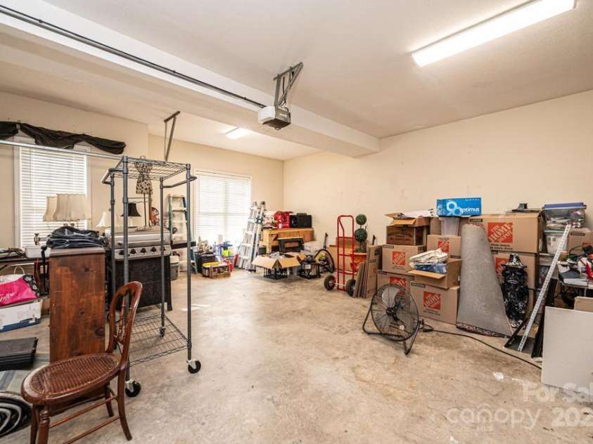 2594 Knoll Ridge Court, Hickory, NC 28602.  MLS# CAR4177398, YatesRealty ID 5227. 