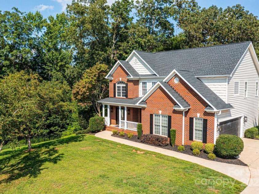 2594 Knoll Ridge Court, Hickory, NC 28602.  MLS# CAR4177398, YatesRealty ID 5227. 