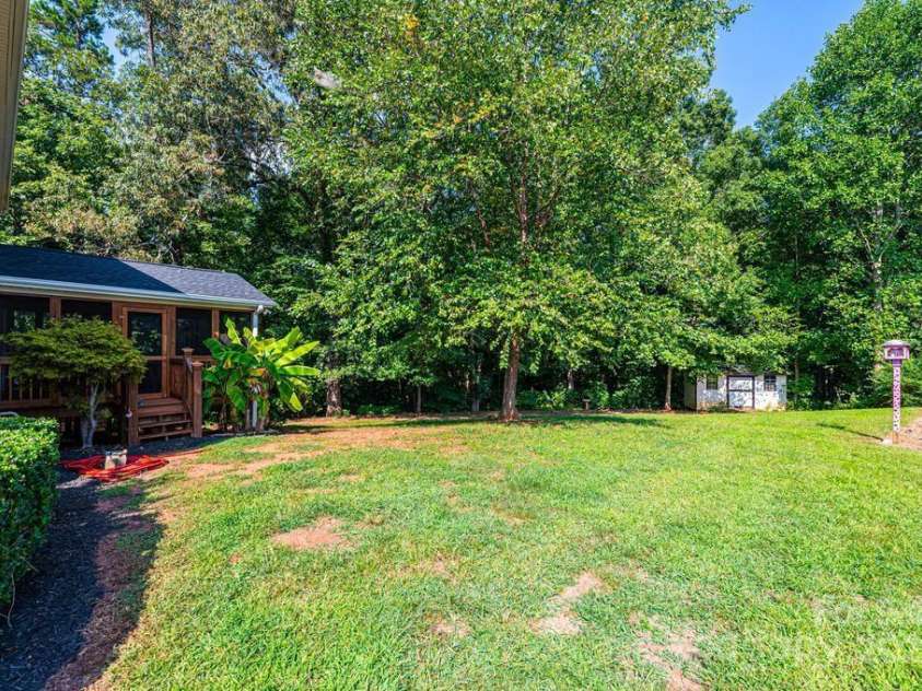 2594 Knoll Ridge Court, Hickory, NC 28602.  MLS# CAR4177398, YatesRealty ID 5227. 