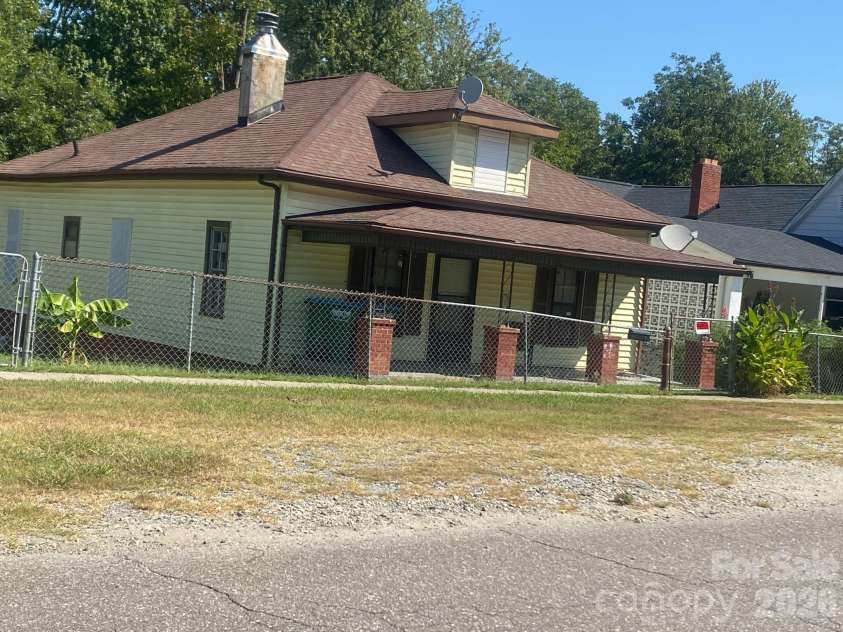211 Washington Avenue, Bessemer City, NC 28016.  MLS# CAR4424285, YatesRealty ID 52275. 