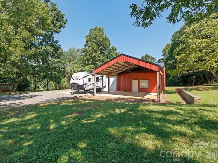 3336 Startown Road, Newton, NC 28658.  MLS# CAR4426940, YatesRealty ID 52276. Focused Building (3-9' Garage Doors and 10' Ceilings)