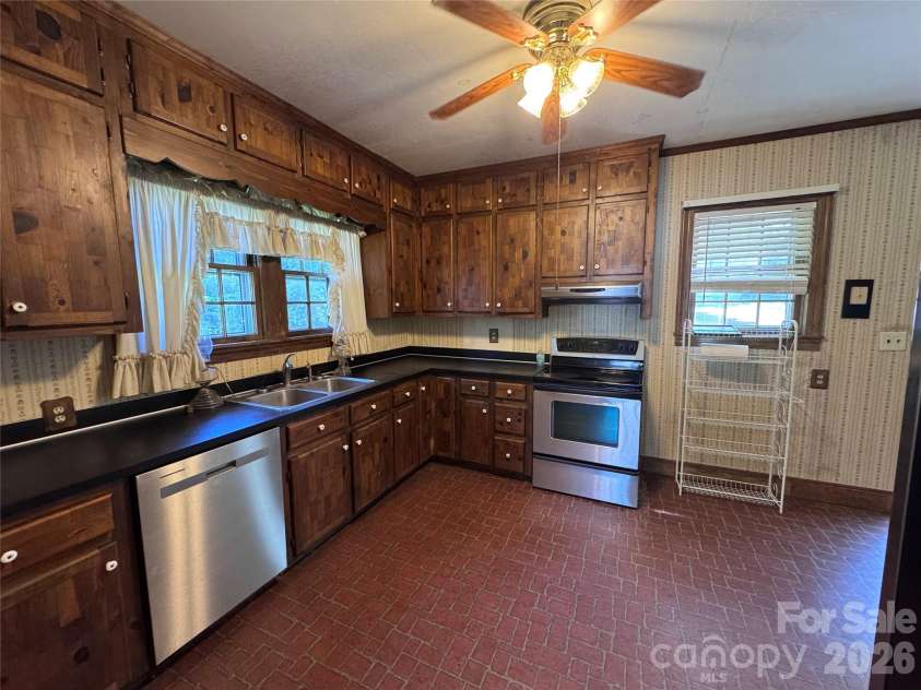 614 Neil Street, Gastonia, NC 28052.  MLS# CAR4424636, YatesRealty ID 52279. Large kitchen