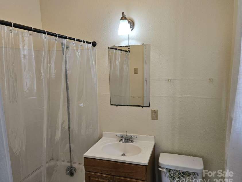 40 Coleman Avenue, Asheville, NC 28801.  MLS# CAR4209787, YatesRealty ID 5228. Unit 1 Bathroom
