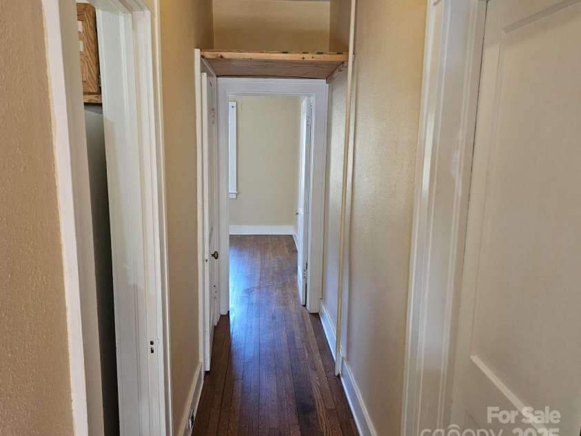 40 Coleman Avenue, Asheville, NC 28801.  MLS# CAR4209787, YatesRealty ID 5228. Unit 1 hallway