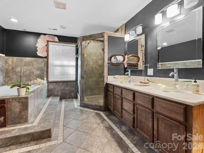 20 Sharpes Cove Road, Leicester, NC 28748.  MLS# CAR4426724, YatesRealty ID 52281. 