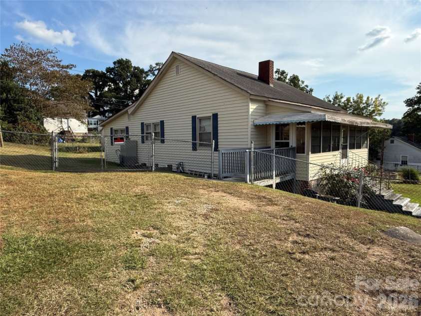 17 Hill Street, Great Falls, SC 29055.  MLS# CAR4427202, YatesRealty ID 52283. 