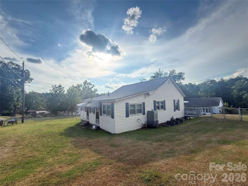 17 Hill Street, Great Falls, SC 29055.  MLS# CAR4427202, YatesRealty ID 52283. 